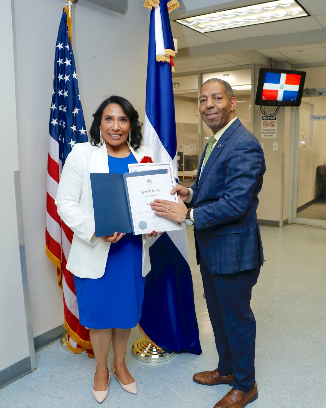 Lidia Soriano recibiendo un reconocimiento