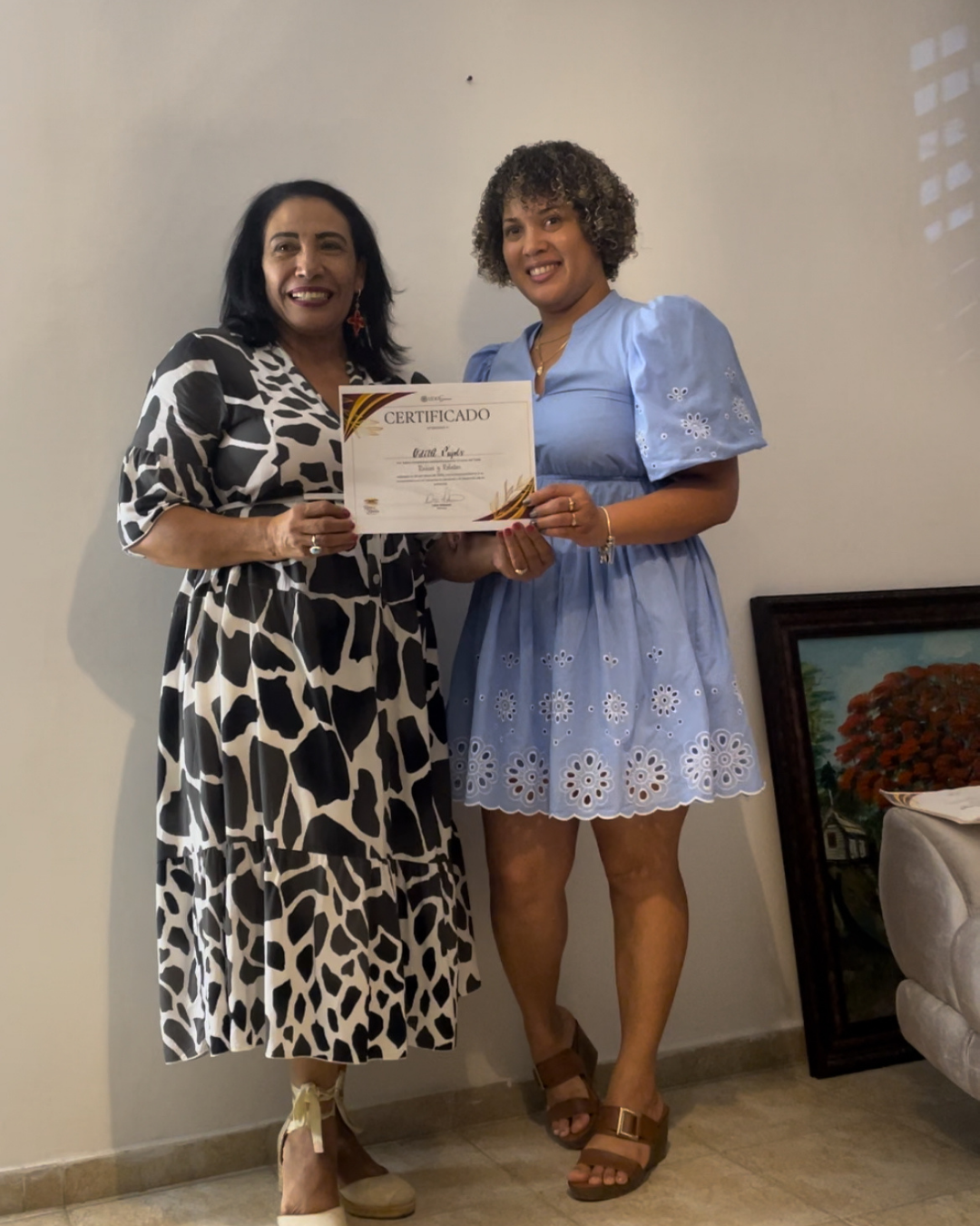 Lidia Soriano recibiendo una certificación